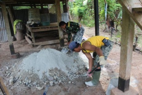 Pembuatan tanki septik dalam proses pembuatan jamban warga desa Tungka