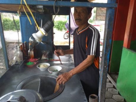 Di Tinggal Satgas TMMD Sukandar Berharap Omzetnya Tidak Menurun
