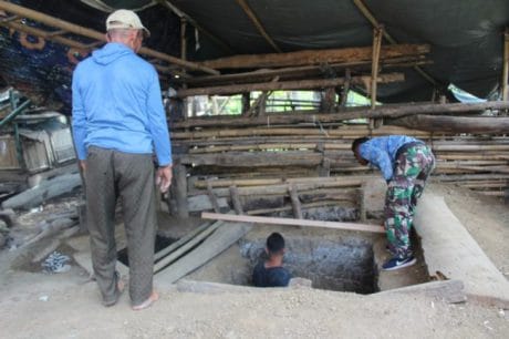 Ajari hidup sehat dengan membuat jamban keluarga.