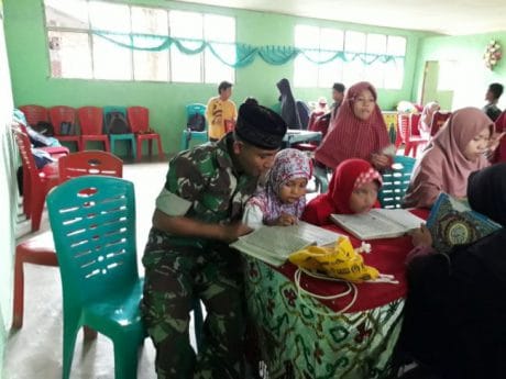 Tekun mengajari anak-anak di Tungka untuk mengaji