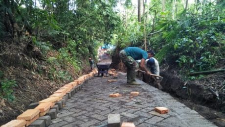 Mencapai Tahap 95 % , Warga Segera Manfaat Jalan Paving di Gunungmalang