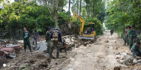 PENGERJAAN TALUD DAN JALAN TERUS DI GENJOT DI LOKASI TMMD LALATANG