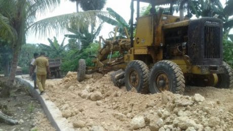 Mulai Beraksi ; Alat Greder Ratakan Jalan