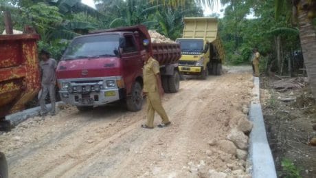 Mobil pengangkut timbunan lalu lalang di lokasi TMMD