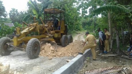 PROSES PERATAAN JALAN MENGGUNAKAN ALAT BERAT