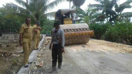“Anggota Dinas Pekerjaan Umum meninjau lokasi TMMD”