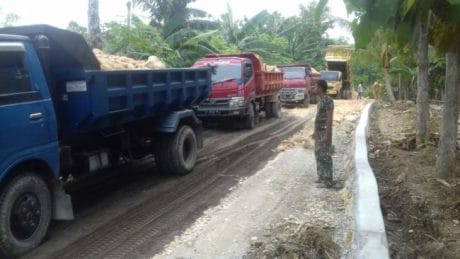 Satgas TMMD ke 104 Kejar Taeget,Garap Pengerasan Jalan