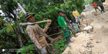 SATGAS TMMD MERATAKAN  DAN MERAPIKAN JALAN DENGAN   EMGGUNAKAN ALAT SEADANYA