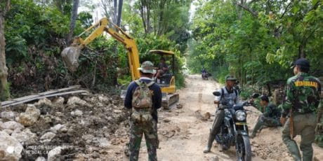 LEPAS LELAH,ANGGOTA SATGAS TMMD ISTRIRAHAT SAMBIL NGOBROL SANTAI