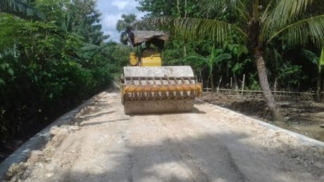 Alat berat wales diturunkan untuk meratakan Jalan di Desa Lallatang