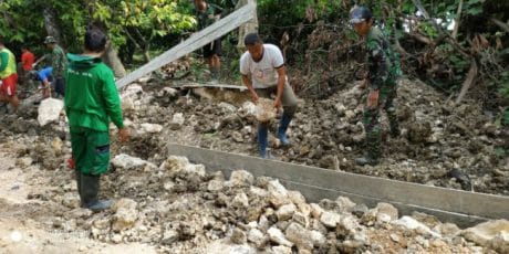 Pengerjaan talud jalan tani terus di kebut