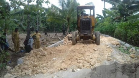 SATU UNIT ALAT BERAT DIDATANGKAN DARI DINAS PU KAB.BONE MEMBANTU MERATAKAN JALAN TMMD 104