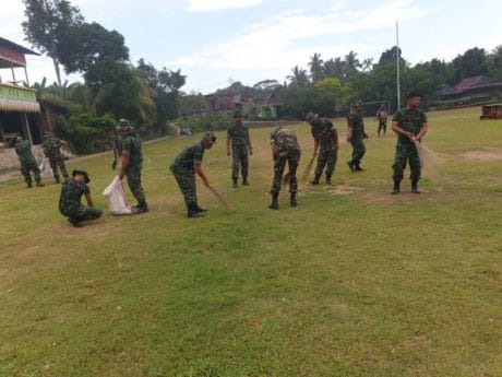 Lapangan Bola Desa Tungka dibersihkan menjelang upacara penutupan