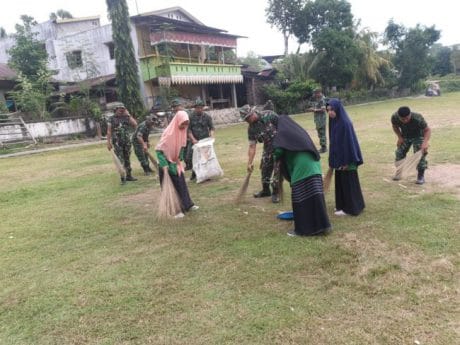 Mahasiswa KKN dari IAIN Palopo ikut membantu penyiapan Upacara Penutupan TMMD ke-104 di Desa Tungka