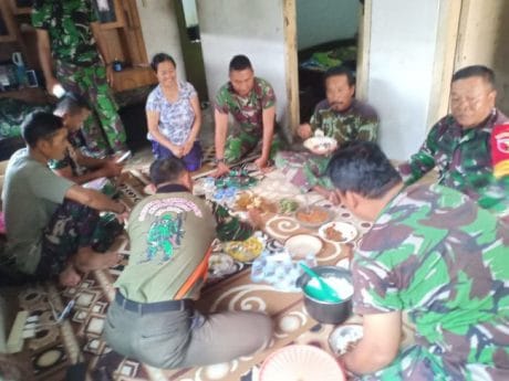 Asyiknya Makan Bersama Satgas TMMD Ke 104 Kodim 0824/Jember Bersama Masyarakat