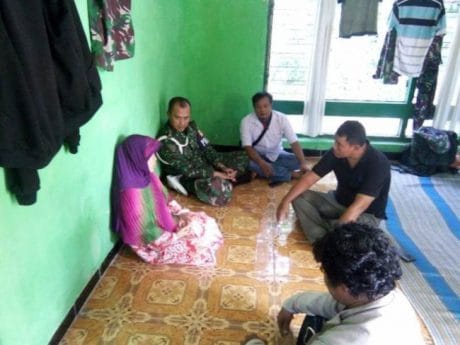 Anggota Provost Kodim Blusukan ke Rumah Penduduk Jatiroyom Pemalang