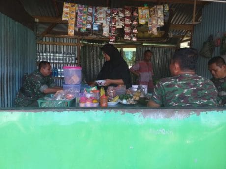 Berkah Warung Pinggir Lapangan Jatiroyom Menjelang Upacara Penutupan TMMD