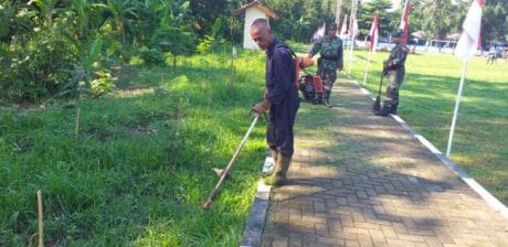 Bersihkan Lapangan jatiroyom Mesin Rumput Dikerahkan