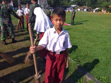 SDN 01 Jatiroyom Kerahkan Siswanya Bantu Persiapan Upacara Penutupan TMMD