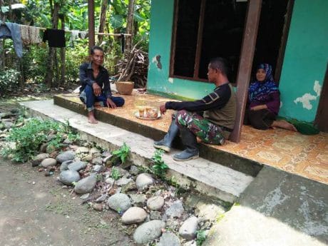 Anggota Satgas TMMD Reguler 104 Kodim Pemalang Bersilaturahmi ke Warga Desa Tetangga