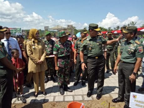 Usai Memimpin Upacara Penutupan TMMD Ke 104 Kodim 0824/Jember Pangdivif 2 Kostrad Tanam Pohon Bersama