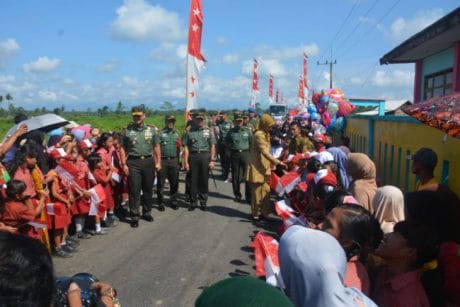 Pang Divif 2 Kostrad Disambut Siswa SDN 02 Gunungmalang Saat Tiba Dilokasi Penutupan TMMD Ke 104 Kodim 0824/ Jember
