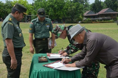 Penandatanganan Berita Acara Penyerahan Program TMMD ke-104
