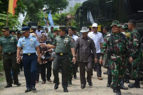 Bupati Enrekang mendampingi Irdam XIV/Hasanuddin pada Upacara Penutupan TMMD ke-104