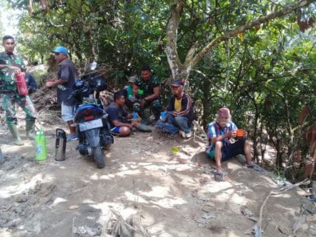 Aksi Tuang Menuang Minuman Ciptakan Keharmonisa Disaat Istirahat