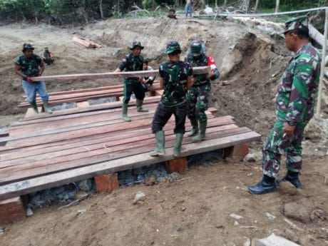Danramil 02/Brm Tak Segan Bantu Pekerjaan TMMD
