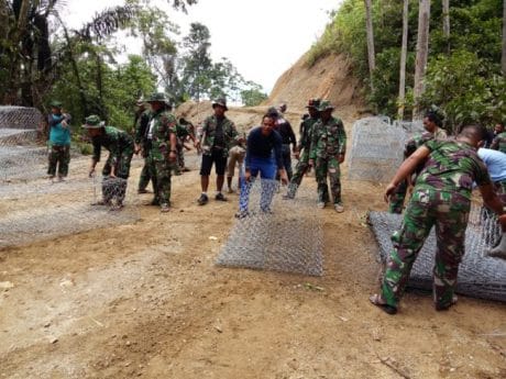 TNI dan Warga Rakit Bronjong Penahan Arus Bibir Sungai