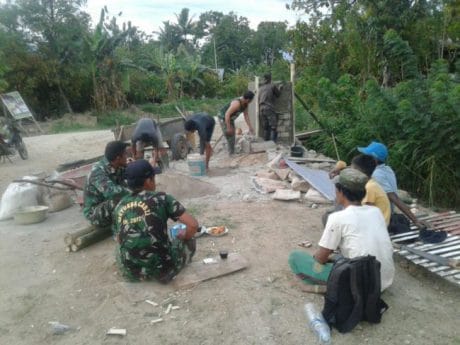 Kopi Buatan Ibu-ibu Temani Waktu Santai Satgas TMMD