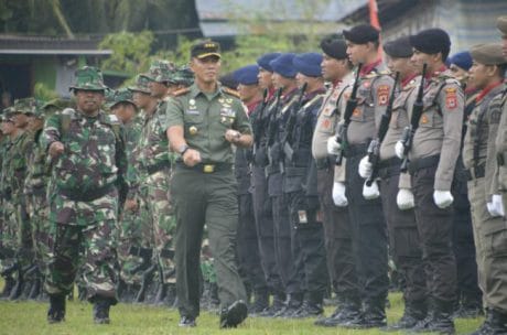 “PEMERIKSAAN PASUKAN PADA UPACARA PENUTUPAN TMMD”