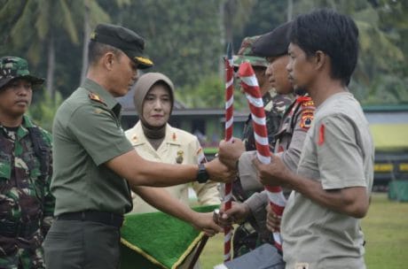 PENYERAHAN ALAT KERJA PADA PENUTUPAN TMMD KODIM 1407/BONE