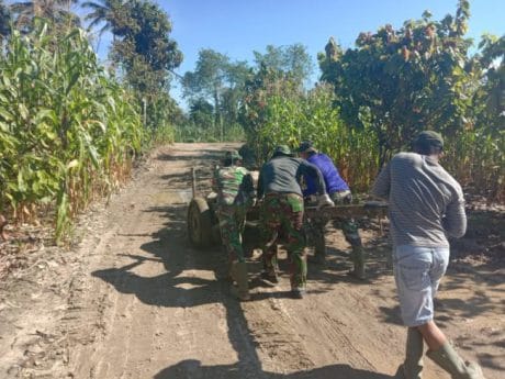 Antusias Gotong Royong TNI dan Warga Percepat Jembatan TMMD