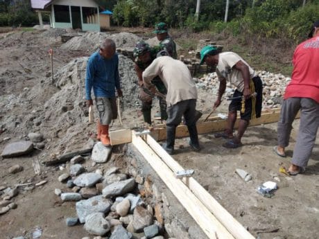 Dengan peran serta para ibu-ibu warga Desa Bobo, Kabupaten Sigi ikut membantu kegiatan TNI.