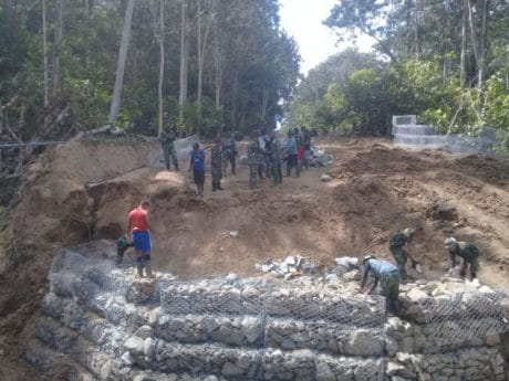 Kejar Target, Satgas dan Warga Terus Keroyok Proyek Jembatan