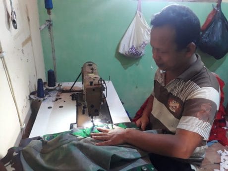 Menjahit Baju TNI, Menjadi Kenangan Rohmat Warga Jatiroyom Usai TMMD