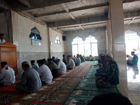 Pelaksanaan sholat anggota TNI