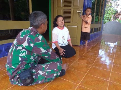 Ditinggal Satgas TMMD, Orang Tua Asuh Ingin Cucunya Kelak Jadi TNI