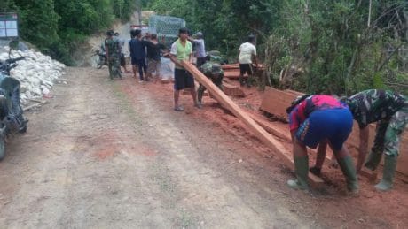 Berkat TNI, Desa Bobo Akhirnya Memiliki Jalan Penghubung