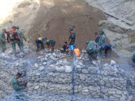 Agar tidak Tumpah Bronjong Berisi Batu Diikat Kawat