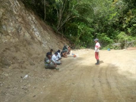 Satgas dan Masyarakat Istirahat Sambil Nunggu Paku Datang