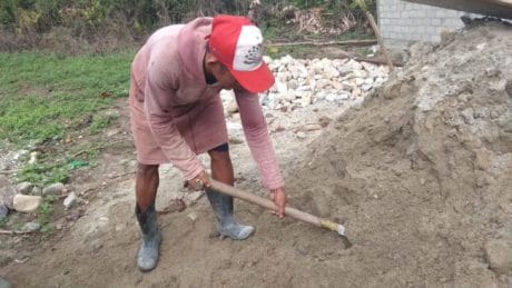 Krisman Mengambil Pasir untuk Campuran Jenangan