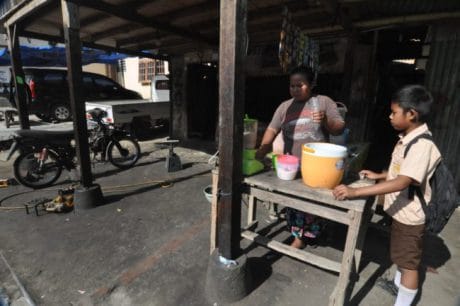 Penjual Jajanan Sekolah Apresiasi Pembangunan Jalan TMMD 104