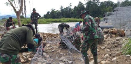 Bagaikan Semut, TNI dan Warga Kebut Sasaran Fisik TMMD 104