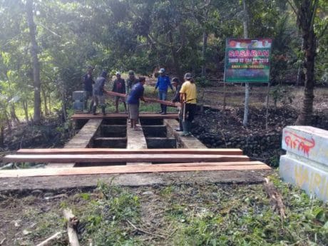 Berbaur Selesaikan Jembatan 04 Desa Bobo