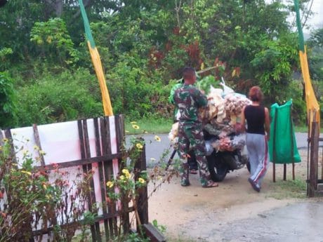 Tentara Satgas Datang, Penjual Kerupuk Pun Senang