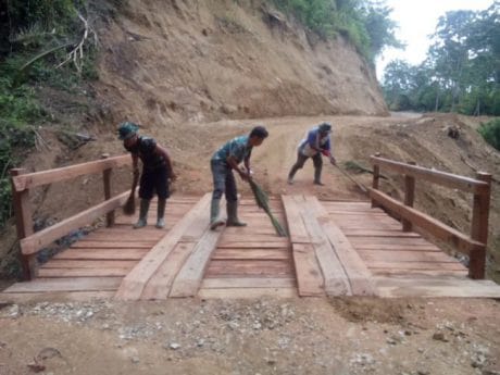 “PEMBUATAN JALAN YANG MASIH TERUS  BERLANGSUNG”