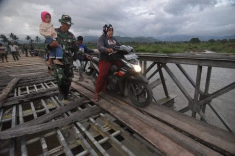 Darwin Berharap Jembatan Desa  Layak Digunakan